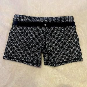 Lululemon Groove Short Tri Geo Silver Black Size 12